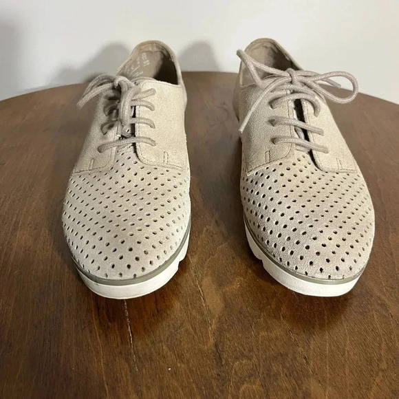 Women’s Clarks Evie Bow tan suede Oxford size 6.5 - Picture 4 of 7